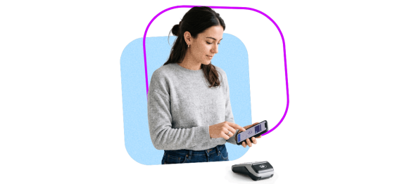 Mujer usando el celular para realizar un pago