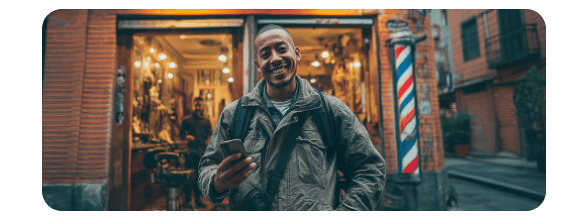 Hombre emocionado conociendo más sobre Banco al barrio