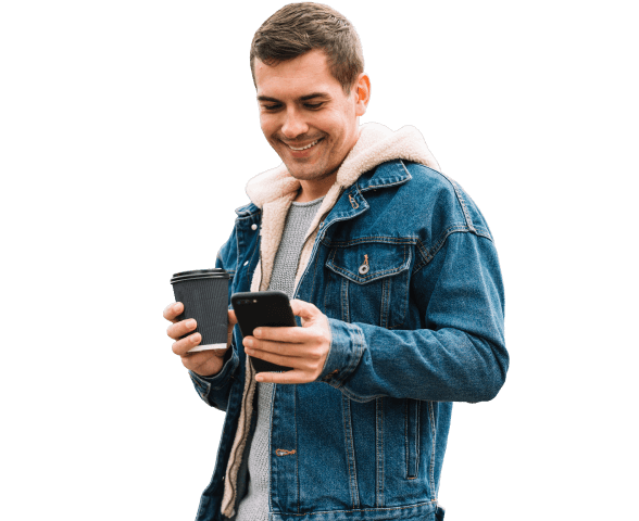 Joven sonriendo observando en su celular la información sobre la cuenta en dólares digitales