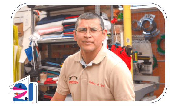 Hombre trabajador de la empresa Bordados Crea W