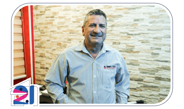 Hombre trabajador de la empresa Indars