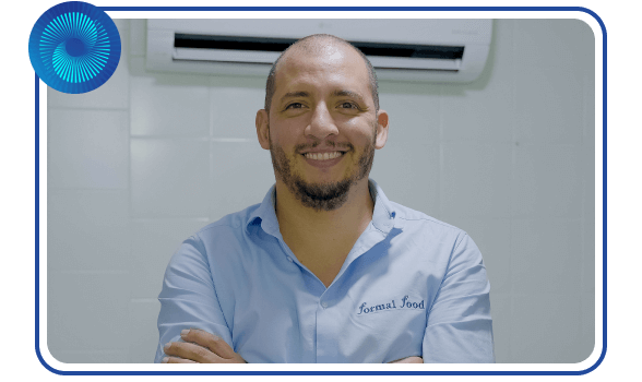 Hombre trabajador de la empresa Formal Food And Company