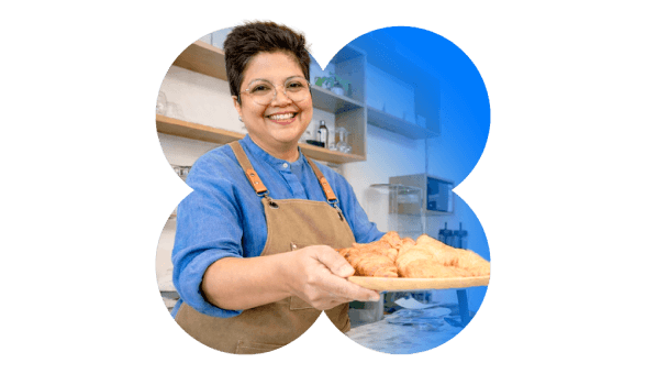 Mujer feliz sosteniendo una bandeja con panes