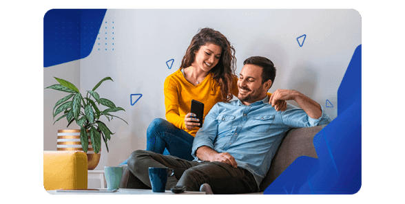Pareja viendo la App del Banco Caja Social desde su celular