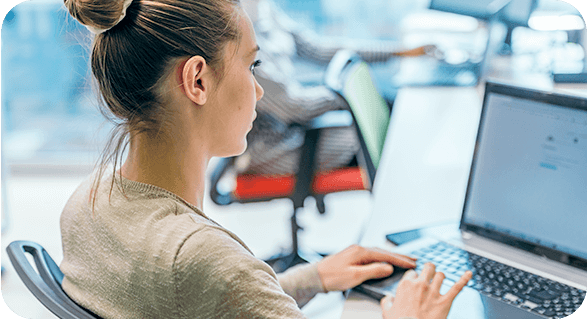 Joven empresaria con su computador