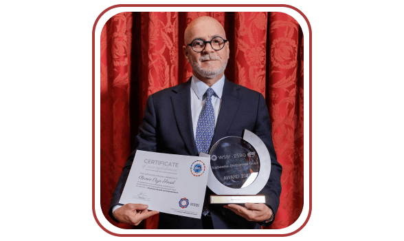 Presidente del Banco Caja Social recibiendo el premio ODS WSBI-ESBG 2025