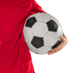 Mujer sosteniendo un balón de futbol con su mano