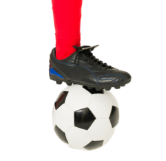 Mujer pisando un balón de futbol