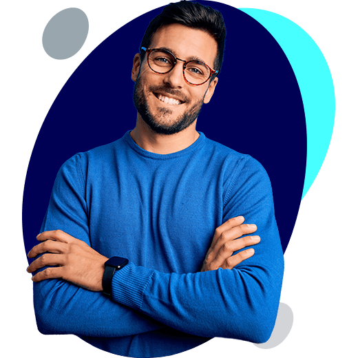 Joven latino sonriendo con los brazos cruzados