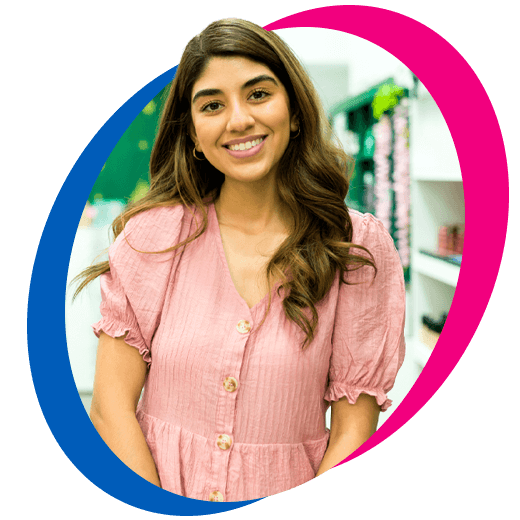 Joven empresaria latina sonriendo