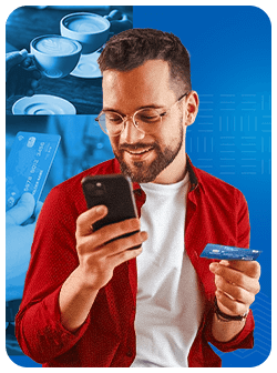 Joven sonriendo sosteniendo con su mano su tarjeta débito Visa