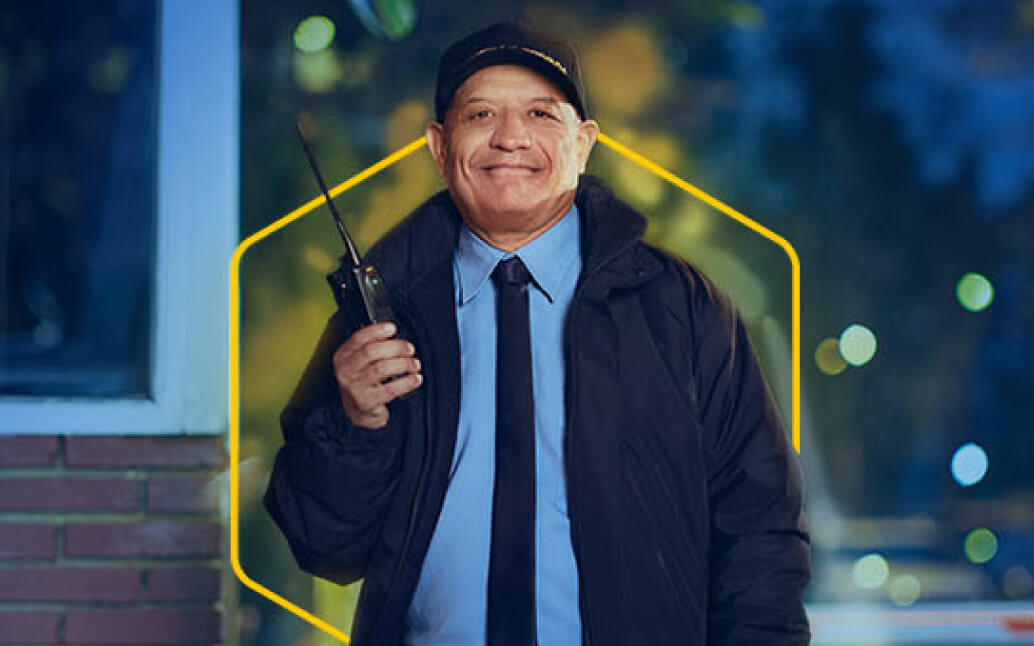 Hombre trabajador con su radio en la mano