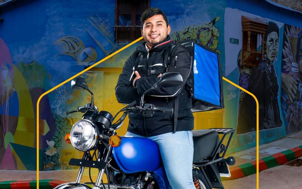 Joven trabajador en su motocicleta