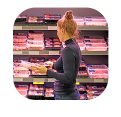 Mujer escogiendo la carne de una nevera