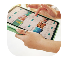 Manos sosteniendo una tableta