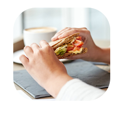 Sanduche en una mesa