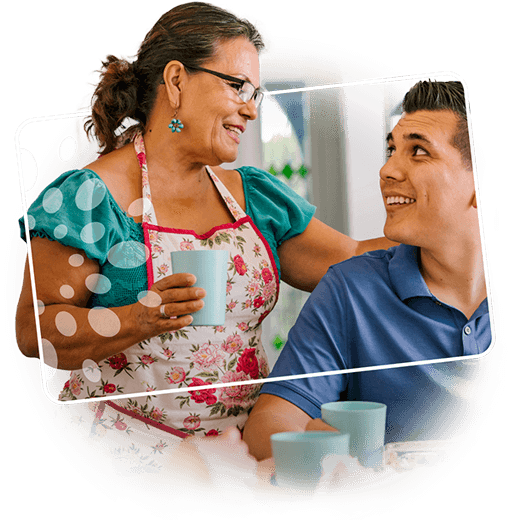 Mujer feliz con su Tarjeta de Crédito del Banco Caja Social junto a su hijo