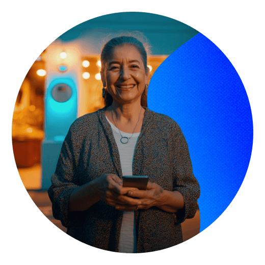 Mujer feliz conociendo más sobre Banco al barrio