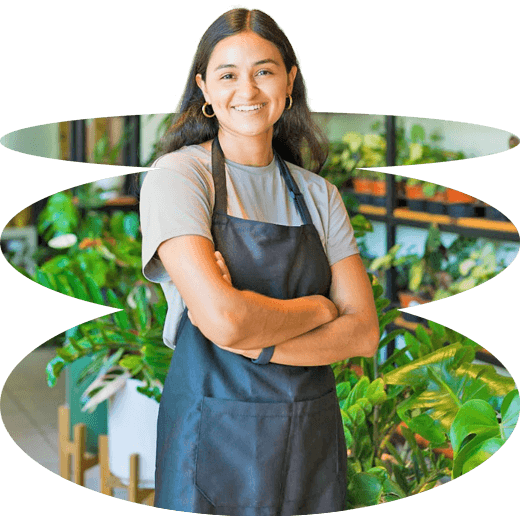 Joven empresaria sonriendo cruzada de brazos