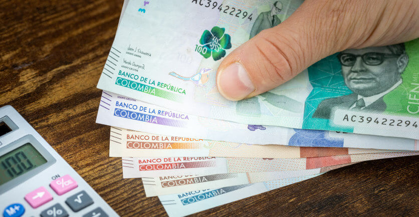 Mano sosteniendo billetes de diferentes denominaciones