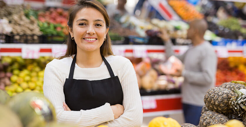 Tipos de mercado mujer comerciante colombiana sonriendo