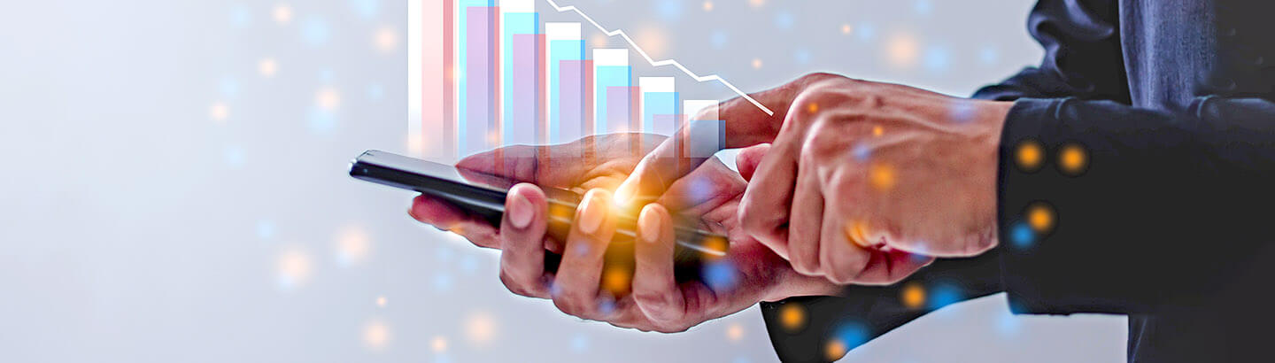 Hombre joven que utiliza el teléfono inteligente para visualizar el crecimiento del dinero
