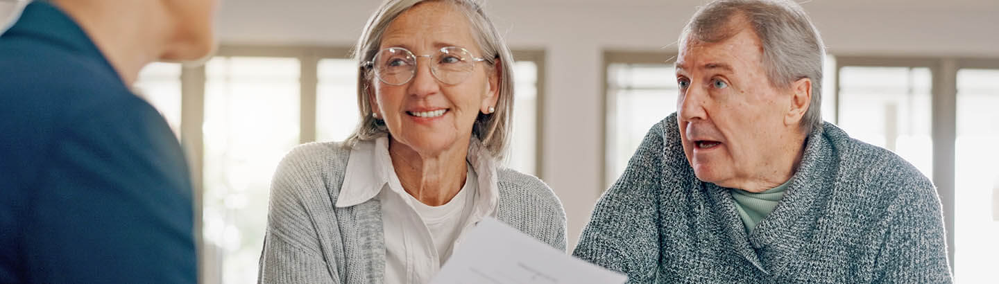 Discusión, documentos y pareja senior con asesor financiero para la Cuenta de ahorro de anualidades de pensión Discusión, documentos y pareja senior con asesor financiero para la Cuenta de ahorro de anualidades de pensión