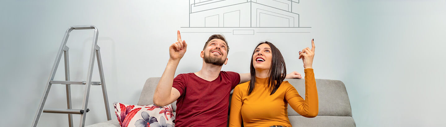 Esposos aprendiendo cómo acceder a un crédito de vivienda Esposos aprendiendo cómo acceder a un crédito de vivienda