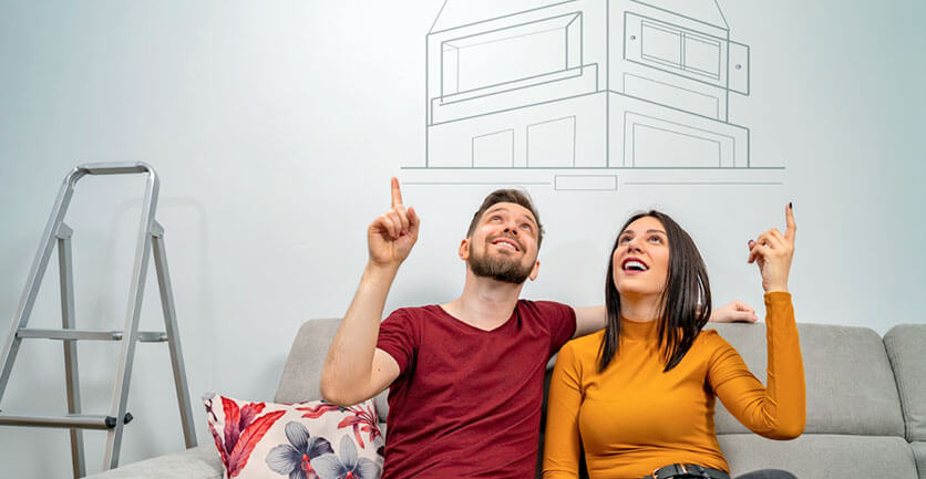 Esposos aprendiendo cómo acceder a un crédito de vivienda
