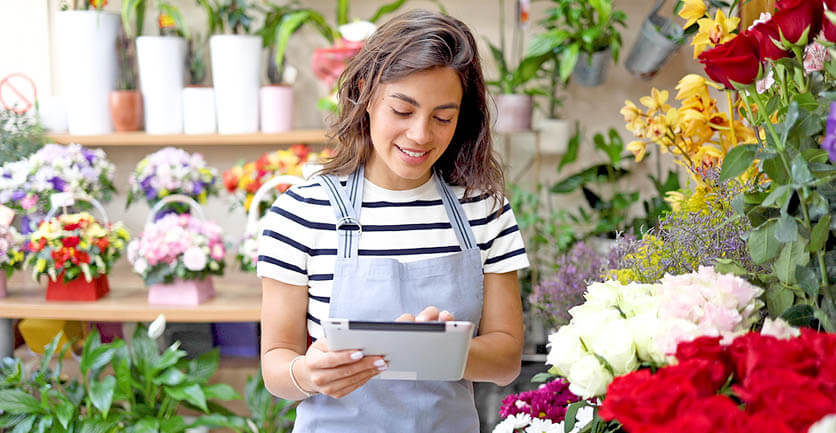 Mujer empresaria revisando indicadores de gestión