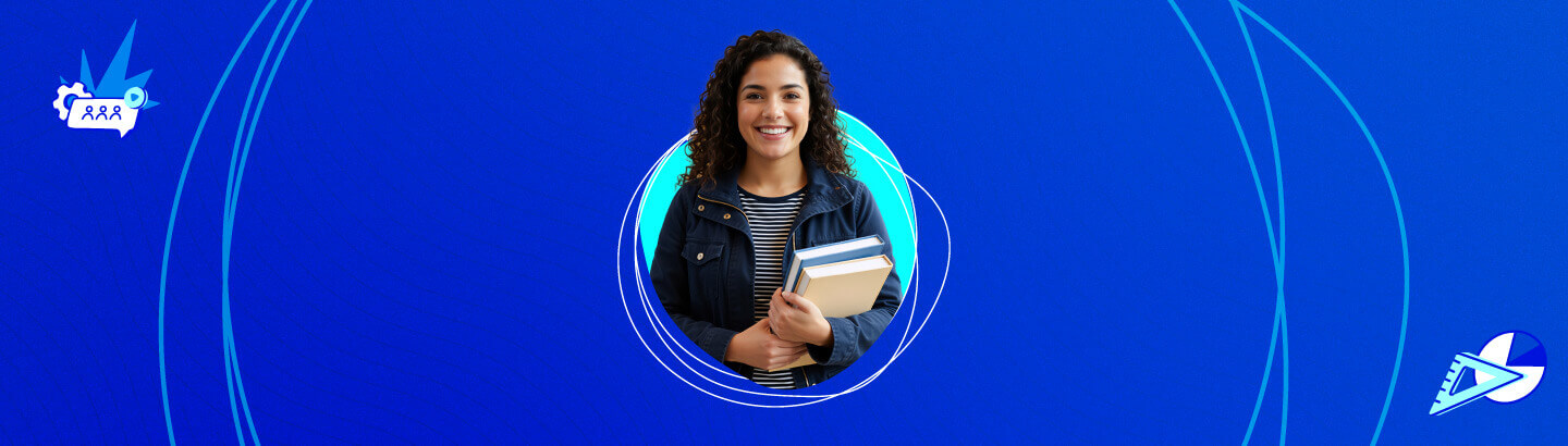 Mujer estudiante sonriendo con libros en sus manos