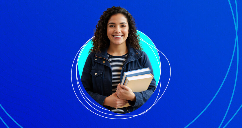 Mujer estudiante sonriendo con libros en sus manos