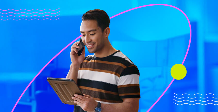 Hombre emocionado hablando en su celular