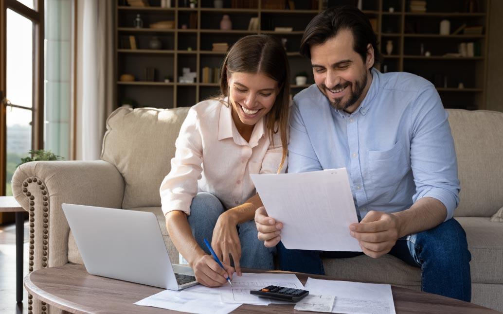 Pareja latina observando información sobre ahorro en su computador