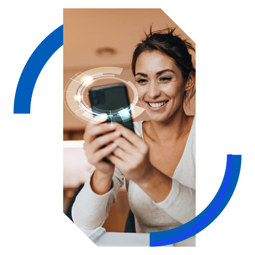 Mujer feliz con su celular y la App del Banco Caja Social
