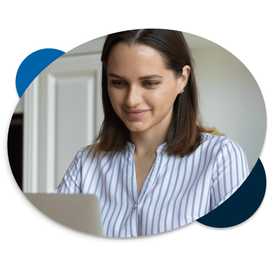 Mujer feliz haciendo una consulta en su computador