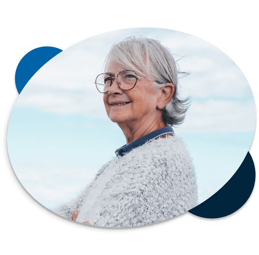 Mujer de edad sonriendo mirando al horizonte