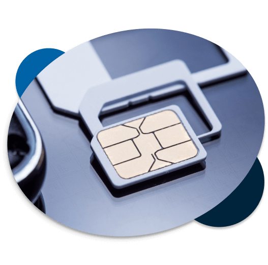 Sim card junto a unos adaptadores