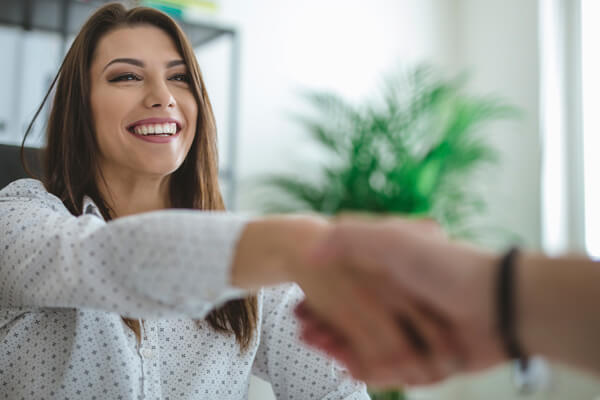 Compañeros de trabajo estrechando la mano