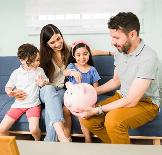Familia ahorrando en una alcancía