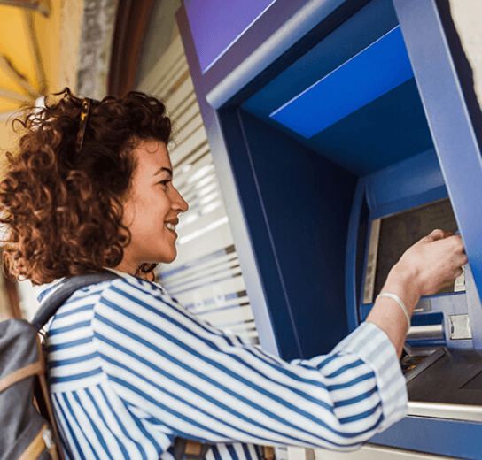 Mujer retirando dinero de un cajero automático