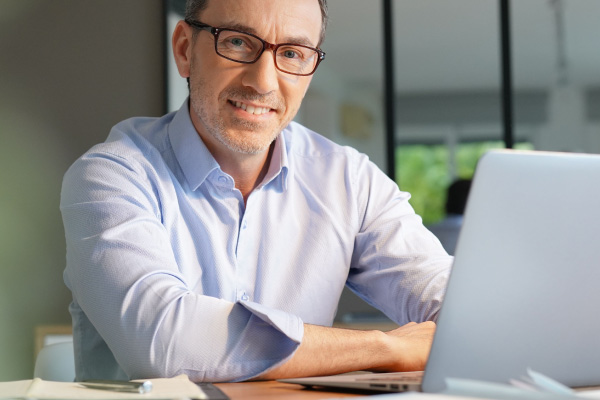 Hombre directivo junto a un computador