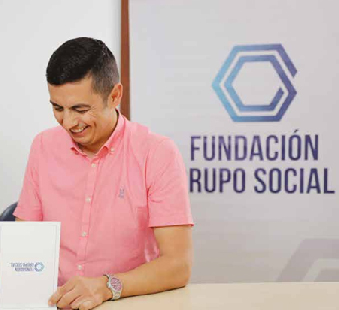 Joven trabajador junto al logo de la Fundación Grupo Social