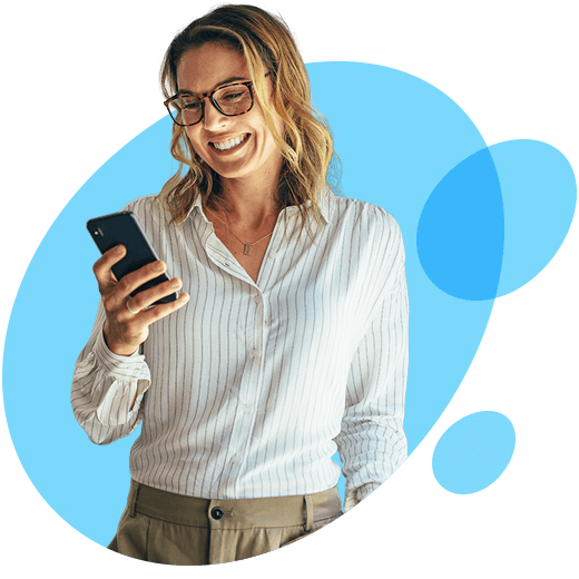 Empresaria mirando su celular crédito de tesorería