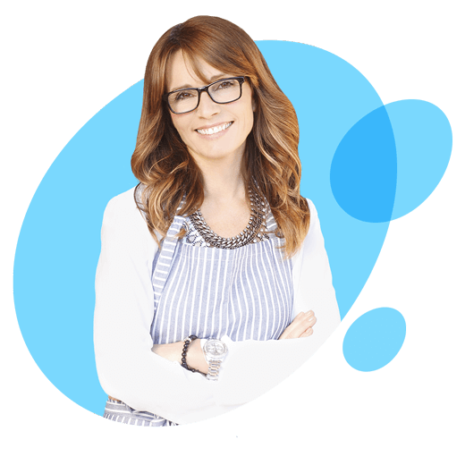 Mujer con lentes sonriendo y póliza hogar