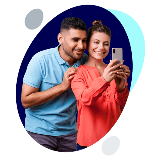 Pareja latina mirando en su celular la cuenta de ahorros Cuentamiga