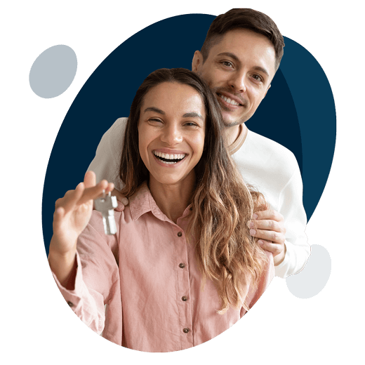 Pareja latina feliz con cuenta de ahorro para vivienda