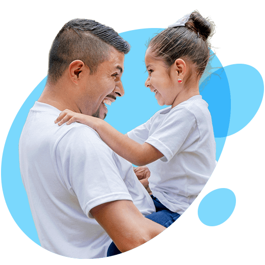 Padre con su hija sonriendo en sus brazos