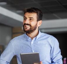 Joven microempresario con su tableta leyendo un articulo