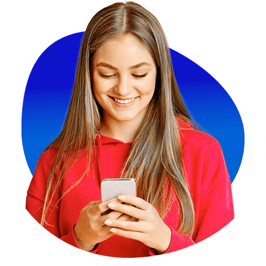 Joven mujer feliz mirando en su celular el CDT del Banco Caja Social